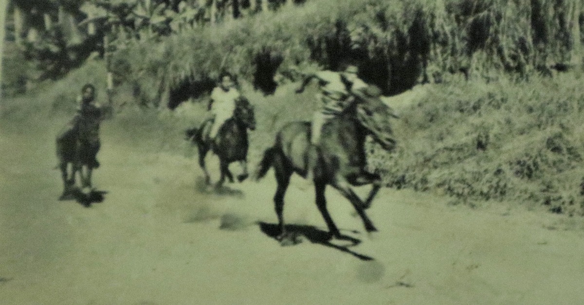 Para joki memacu kuda saat balapan, diperkirakan di saat pacuan kuda berlangsung di Jalan Kelimutu, Kota Ende (Foto: Arsip keluarga Lius Kato)