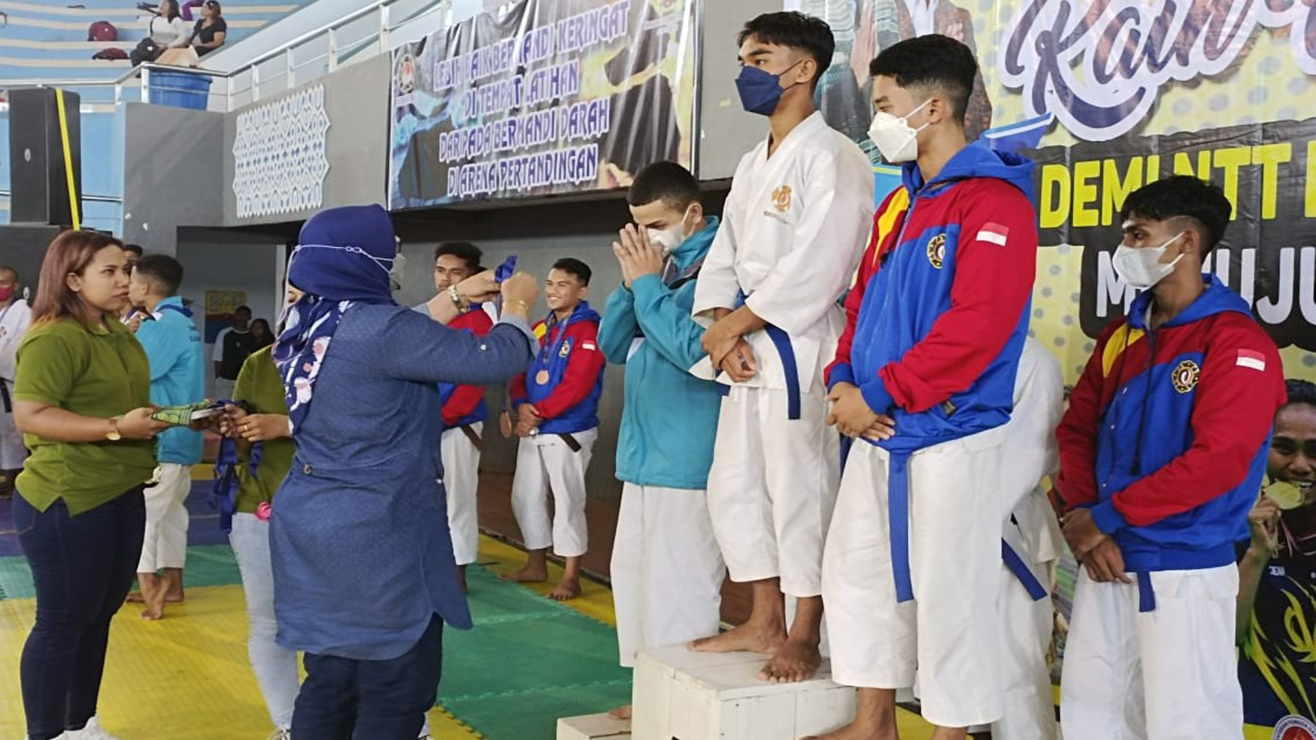 Plt Kepala Dinas Pemuda dan Olahraga Kabupaten Ende, Emiliana Erni Lewa menyerahkan medali (25/3)