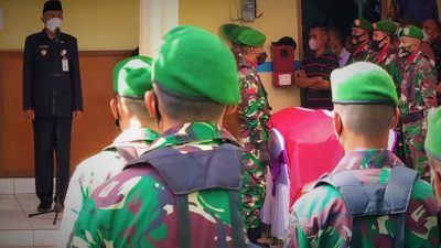 Bupati Ende Djafar Achmad memimpin upacara pemakaman mantan bupati Frans Gedowolo secara militer (01/04/22)