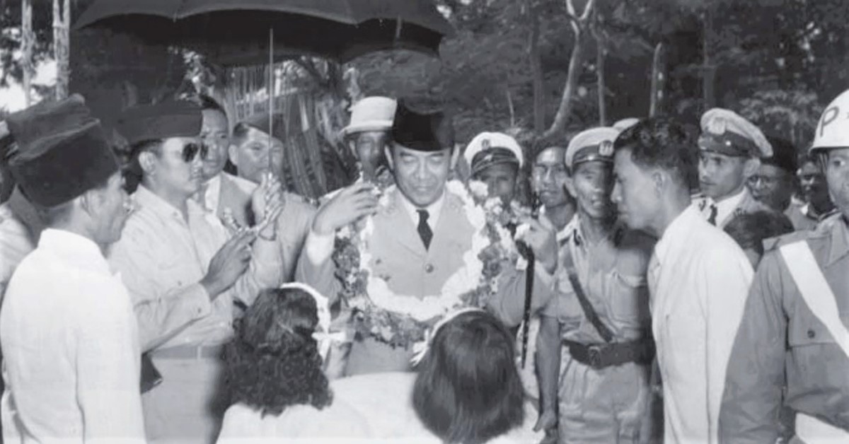 Pemberian karangan bunga saat Presiden Soekarno tiba di Pelabuhan Ende (Sumber: ANRI dalam Citra Kabupaten Ende Dalam Arsip)