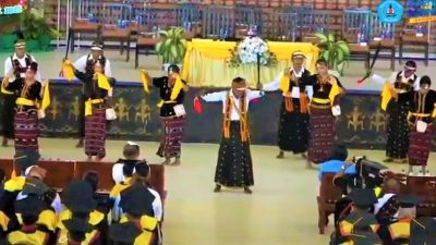 Atraksi tarian adat etnis Nagekeo dalam acara wisuda mahasiswa Universitas Flores lulusan semester ganjil tahun angkatan 2021/2022 (08/06/22)