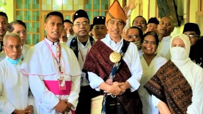 Presiden RI Joko Widodo dan ibu negara Iriana Joko Widodo mengunjungi Serambi Bung Karno di komplek Gereja Katedral, Kota Ende (01/6/22)