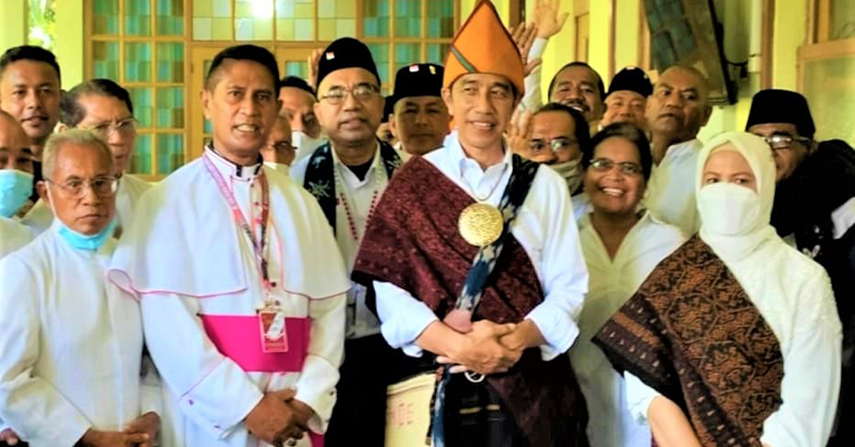 Presiden RI Joko Widodo dan ibu negara Iriana Joko Widodo mengunjungi Serambi Bung Karno di komplek Gereja Katedral, Kota Ende (01/6/22)