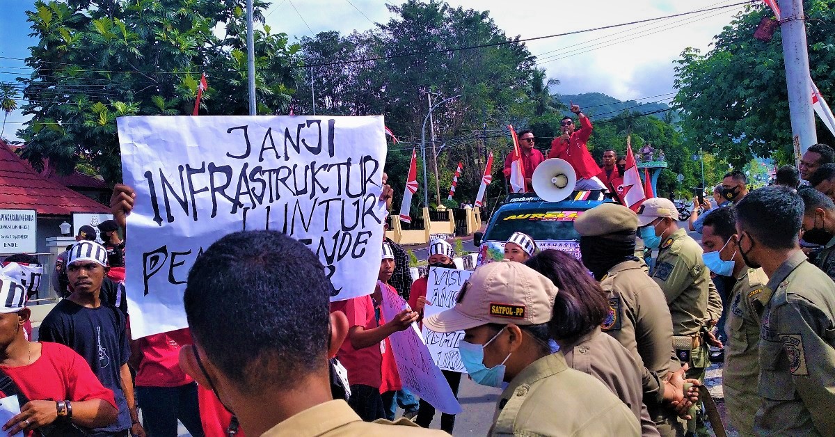 Demonstrasi Gerakan Mahasiswa Nasional Indonesia (GMNI) Cabang Ende di depan Kantor Bupati Ende (07/06/22)