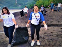 Karyawan Bank NTT Cabang Ende Bersihkan Sampah di Pantai Kota Raja