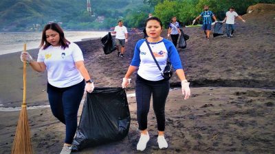 Pimpinan Bank NTT Cabang Ende, Frans Boli Tobi bersama para karyawan membersihkan sampah di Pantai Kota Raja (9/7/22)