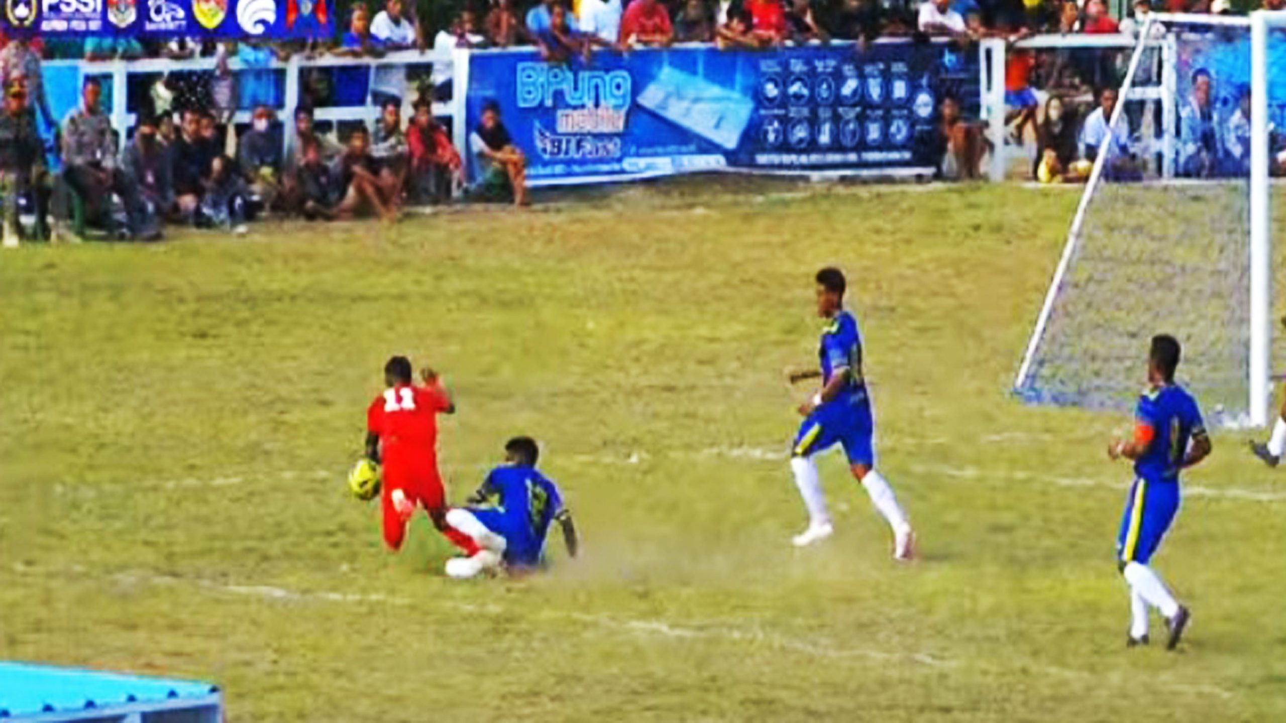 Penyerang Perse Ende, Adi Aba ditekel oleh pemain belakang PS Kota Kupang dan menghasilkan tendangan penalti bagi Perse (11/09/22)