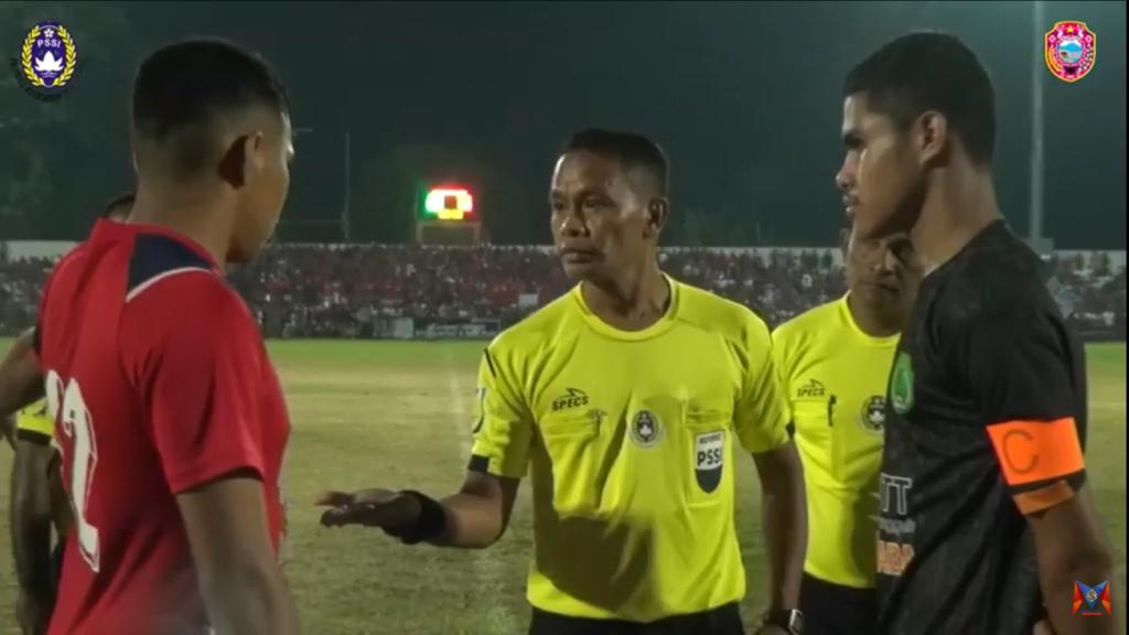 Wasit Asprov NTT, Abdul Syukur, saat memimpin laga final Soeratin Cup tahun 2022 antara Perse Ende menghadapi PSN Ngada
