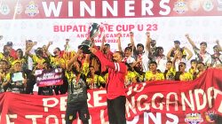 Bupati Ende Djafar Achmad menyerahkan trofi Piala Bupati Ende kepada sang juara PS Detusoko (10/11/22)