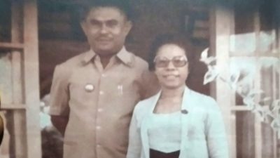Herman Josef Gadi Djou (Ema) dan isterinya, Maria Aloysia Parera Gadi Djou atau Mia foto bersama di depan rumah jabatan Bupati Ende (foto : buku 75 Tahun Sang Visioner H. J. Gadi Djou)