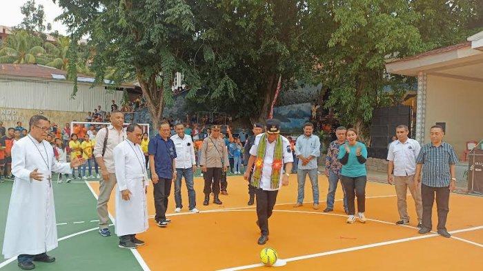 Bupati Ende, Djafar Achmad, melakukan tendangan pertama sebagai tanda pembukaan turnamen futsal Frateran Ndao (13/04/23)