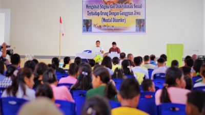 Advent Saur membawakan materi dalam seminar Mengubah Stigma dan Diskriminasi Terhadap ODGJ, yang digelar DPP Santo Yosef Onekore, Sabtu (9/9/23)