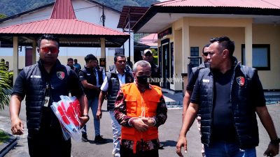 Kasat Reskrim Polres Ende, Iptu Yance Kadiaman memimpin pelimpahan tersangka dan barang bukti kepada Kejari Ende (29/09/23)