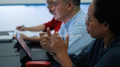 Ketua Program Studi Magister Manajemen, Dr Avianita Rachmawati, Direktur Pascasarjana Universitas Flores, Dr Mansyur Abdul Hamid, serta Dr Imaculata Fatima saat jumpa pers di Kampus I Universitas Flores, Kota Ende (27/09/23).