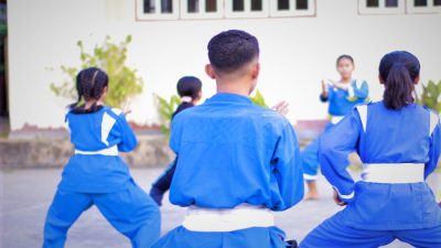 Anggota Tunggal Hati Seminari-Tunggal Hati Maria (THS-THM) berlatih di halaman Gereja Katolik Paroki Mautapaga, Kota Ende (09/09/23)