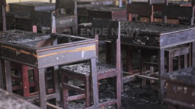 Kondisi mengenaskan salah satu ruangan kelas di SMPN 1 Ende pasca kebakaran