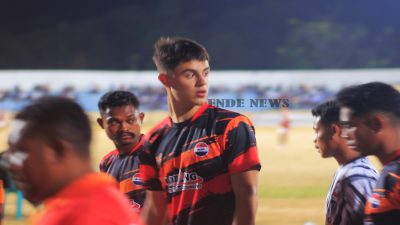 Nikolay Martin Zuber, bule Jerman yang bermain untuk PS Kecamatan Kelimutu, melakukan pemanasan jelang laga melawan Lepkes (11/10/23)