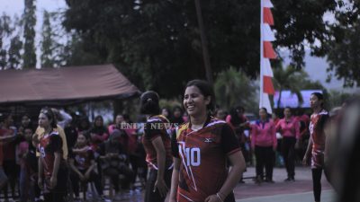 Mantan atlet Porprov voly, Briptu Eva da Costa Diaz saat membela tim voly Polwan Ende menghadapi Ibu-ibu Bhayangkari Ranting Brimob dalam turnamen peringatan Hari Kesatuan Gerak Bhayangkari (HKGB) di Polres Ende, Kamis 12 Oktober 2023