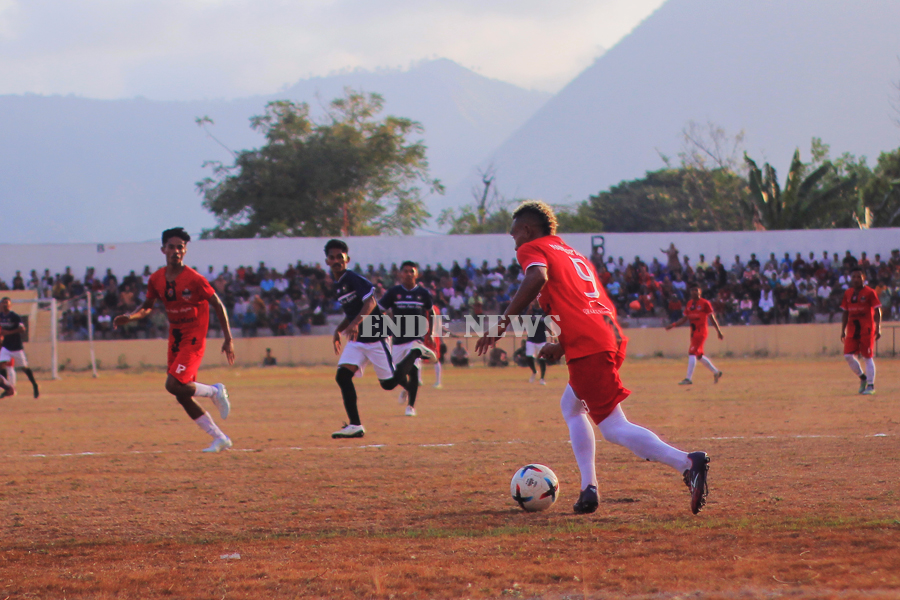 Penyerang PS Nangapanda, Yoris Nono, menggocek bola saat laga perempat final melawan PS Wewaria (14/10/23)