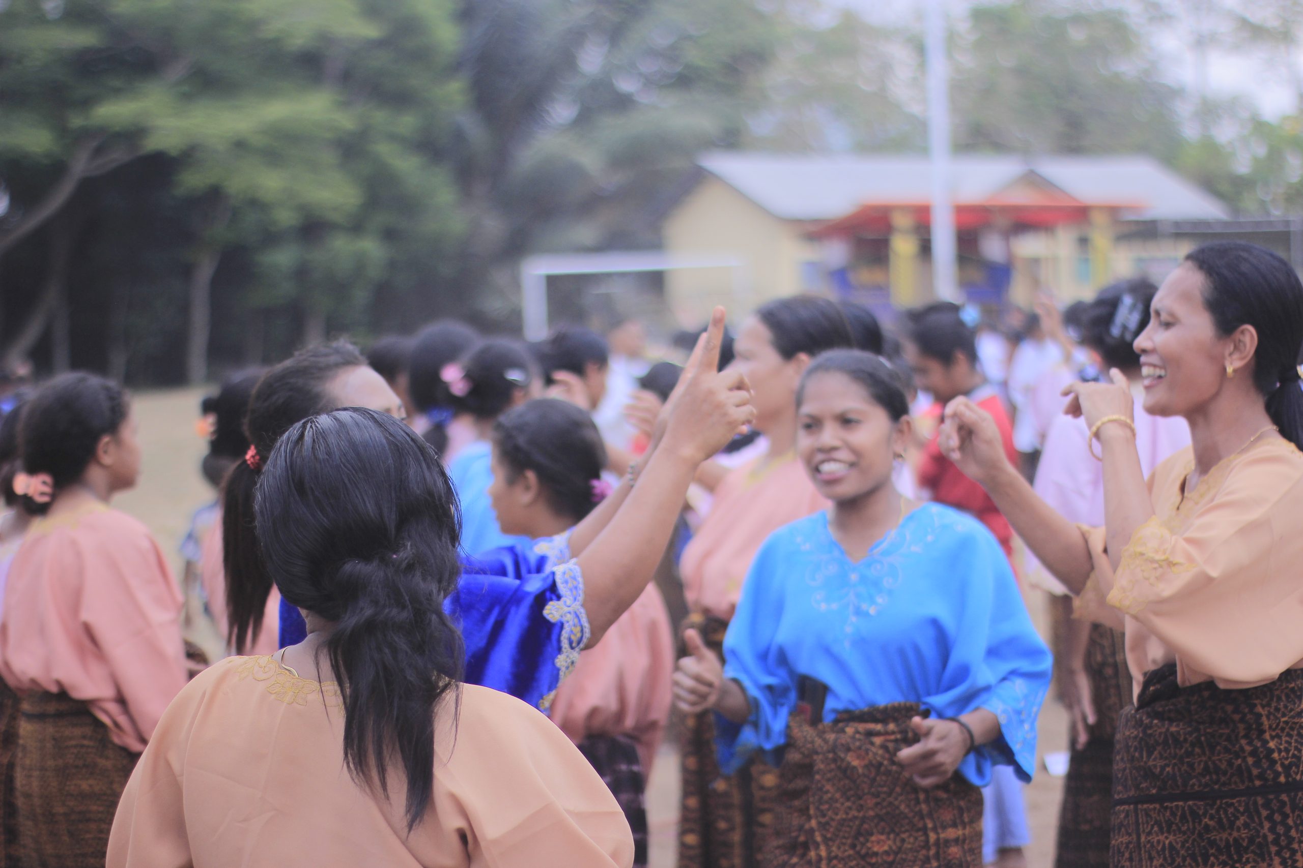 Warga Kecamatan Detukeli menari lepas usai upacara dan makan bersama pada puncak peringatan Hari Pahlawan (10/11/23)