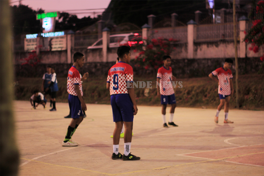 Para pemain melakukan pemanasan jelang laga perdana OMK Cup 2023, di lapangan Syuradikara, Kota Ende (02/11/23)