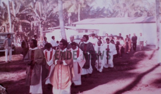 Prosesi Misa pentahbisan Imamat Vincentius Sensi Potokota di Gereja Katedral Kristus Raja, Kota Ende, 11 Mei 1980 (foto: dokumentasi keluarga)