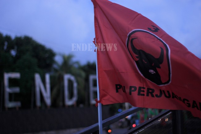 Bendera PDI Perjuangan dipasang di Simpang Lima, Kota Ende, jelang kedatangan capres Ganjar Pranowo (01/12/23)