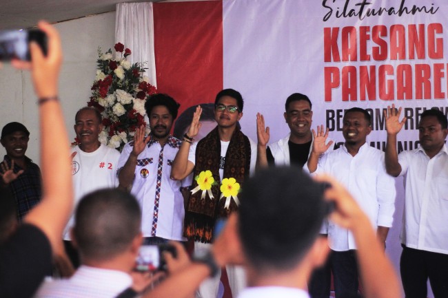 Ketum PSI Kaesang Pangareb (tengah) bersama relawan Bara JP, relawan Kawan Gibran, dan kaum milenial (28/12/23)