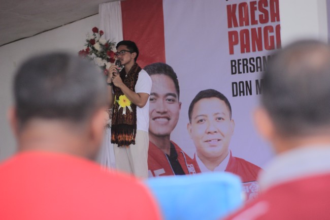 Ketum PSI Kaesang Pangarep memberikan sambutan dalam acara silahturahmi dengan relawan dan kaum milenial di Ende (28/12/23)