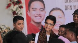 Ketum PSI Kaesang Pangarep melayani permintaan foto usai silahturahmi dengan para relawan dan kaum milenial di Ende (28/12/23)