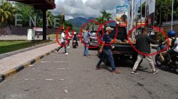Aksi kelompok-kelompok pemuda di Ende membagikan stiker Yuventus Prima Yoris Kago di jalanan Kota Ende (06/02/24)