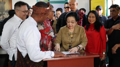 Megawati Soekarnoputri mengunjungi situs sejarah Rumah Pengasingan Bung Karno, Kota Ende
