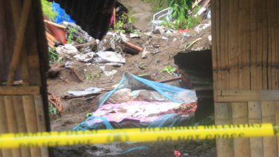 Rumah korban longsor di kelurahan Rewarangga Selatan, Kota Ende, dipagari police line (07/06/24)