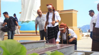 Gadi Djou-Baleti Sambangi KAE, Bakar Lilin di Makam Uskup