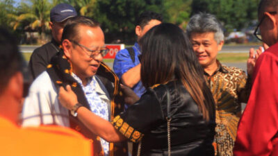 Kardinal Mgr Ignatius Suharyo diberi pengalungan oleh penjabat bupati Nagekeo dan istri saat tiba di bandara Haji Hasan Aroeboesman, Kota Ende, 21 Agustus 2024