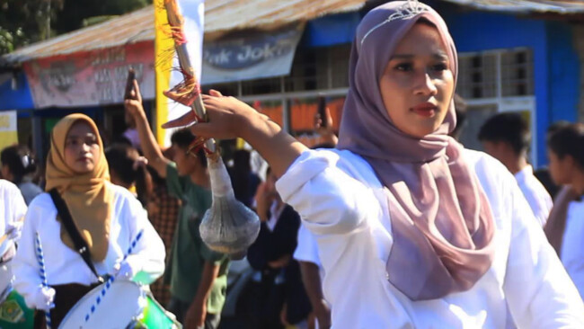 Drum band Madrasah Aliyah Negeri Ende mengiringi kendaraan Uskup Agung Ende dalam acara penjemputan (08/10/24)