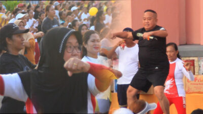 Instruktur olahraga Zumba yang juga pemilik Cipta Raga Gym, Ende, Robby Tjieputra memandu peserta Zumba di halaman Gereja Katedral, Ende (14/08/24)