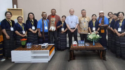 (dari kiri) Vikjend Keuskupan Agats, RD Inosensius Retopjaan, Uskup Niigata, Jepang, Mgr Daisuke Narui, dan Uskup Pangkal Pinang Mgr Adrianus Sunarko foto bersama panitia penyambutan di Bandara Hasan Aroeboesman, Kota Ende (20/08/24)