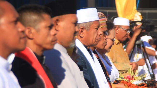 Para tokoh agama kabupaten Ende menyambut dan memberikan pengalungan sebagai ucapan selamat datang kepada Uskup Agung Ende Mgr Paulus Budi Kleden (10/08/24)