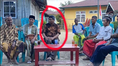 Uskup Agung Ende, Mgr Paulus Budi Kleden bercengkrama dengan keluarga duka, almarhum Rustam Abdullah La'a, di Kecamatan Ndona, Kota Ende (18/08/24)