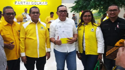 (dari kiri) Ketua DPD II Golkar Ende Heri Wadhi, ketua DPD I Golkar NTT sekaligus calon gubernur NTT, Melki Laka Lena, calon wakil bupati Ende Damran Baleti, sekretaris DPD II Golkar Ende Megi Sigasare, dan Gusti Tetiro, usai penyerahan SK dukungan Golkar untuk paket Gadi Djou-Baleti (15/08/24)