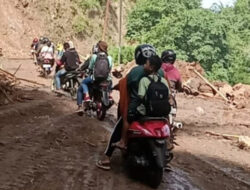 Satker PJN IV Lakukan Pembersihan Area Longsor di KM 21 Ende-Flores
