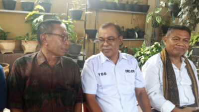 Djafar Achmad berbincang denga Yosef Badeoda dan Dominikus Minggu Mere (28/11/24)