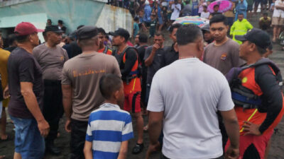 Proses pencarian bocah berusia 5 tahun, Alzaran Ariyadi, yang dilaporkan hilang terseret arus selokan di sekitar Pantai Kota Roja, Kelurahan Kota, Kecamatan Ende Utara, Kabupaten Ende (22/02/25)