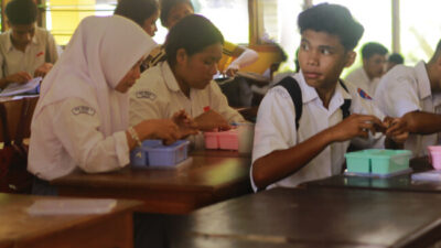 Para siswa Sekolah Menengah Kejuaran Negri (SMKN) 2 Ende menikmati Makan Bergizi Gratis atau MBG, Selasa 17 Februari 2025