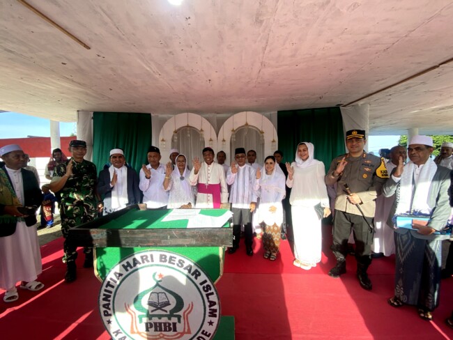 Uskup Agung Ende, Mgr Paulus Budi Kleden (tengah) bersama bupati Ende, wakil bupati Ende beserta jajaran Forkompinda usai menyampaikan ucapan Idul Fitri kepada umat Islam di Lapangan Pancasila, Kota Ende (31/03/25)