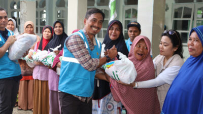 PLN NTT Bagi Sembako Murah di Ende, Yang Beli Dapat Tambahan Daya