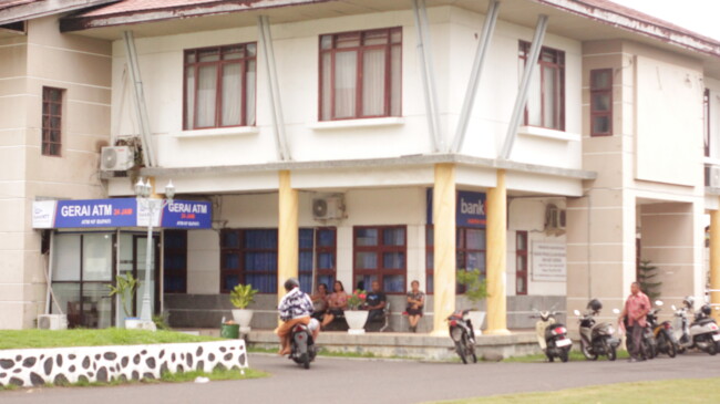 Aktifitas di depan kantor Badan Pengelola Keuangan dan Aset Daerah (BPKAD) kabupten Ende, Jumat, 21 Maret 2025