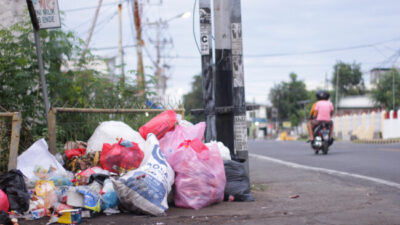 Tumpukan sampah di lorong PLTD Jalan Gatot Soebroto (24/03/25) pukul sekitar 05.30 Wita sebelum diangkut mobil sampah pada pukul 05.49 Wita
