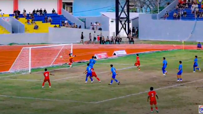 Pemain Perse Ende, Alviano menjebol gawang Persamba Manggarai Barat melalui sundulan keras